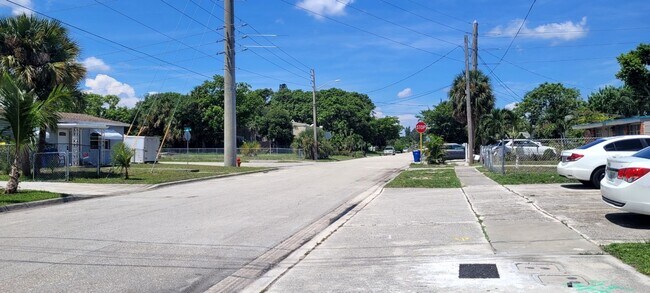 Building Photo - Allancar 164