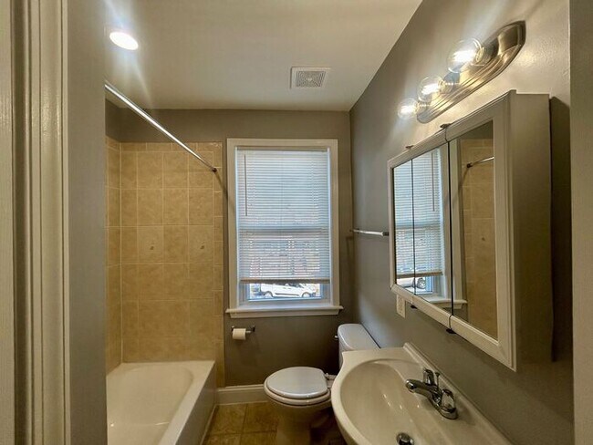 Building Photo - 4 Bedrooms with 2 full bathroom