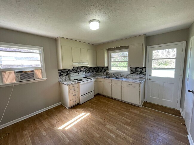 Building Photo - SHJ297-605 Lark Drive