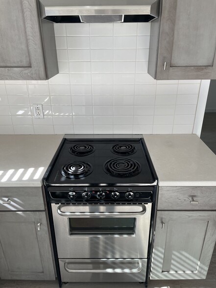 Electric stove top / hood vent - 1728 E Waverly St