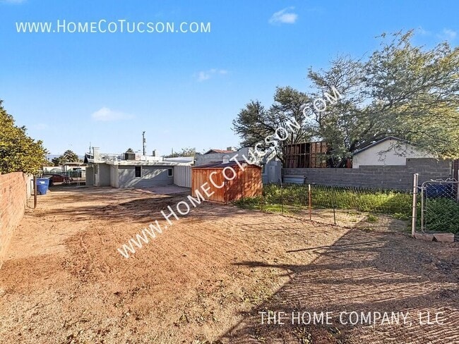 Building Photo - 713 N Erin Ave