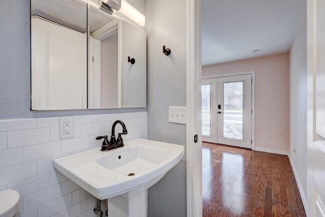 Building Photo - Adorable remodel at Lake Hefner