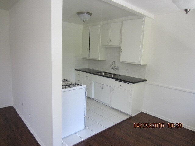 Building Photo - 1220 Havenhurst Dr