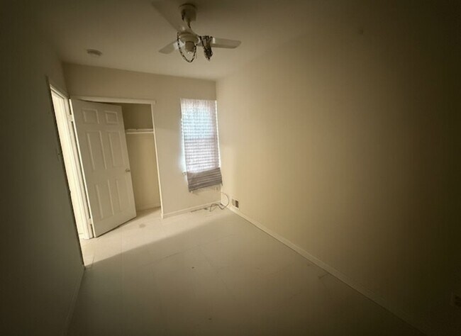 Building Photo - 1809 W Thompson St