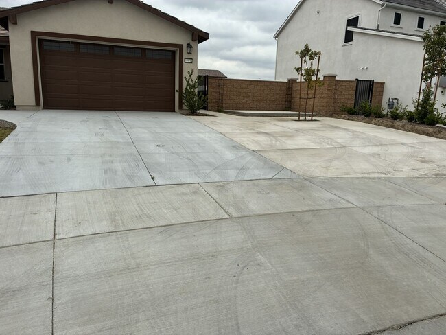 Building Photo - Spacious 4-Bedroom Single-Story Home with Large Backyard