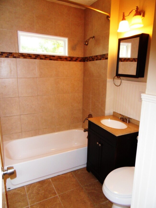 Building Photo - 583 Colonial Cir SE
