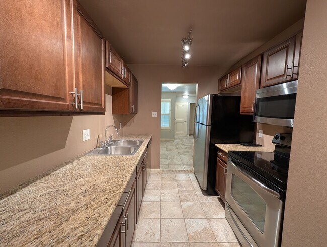 Building Photo - 2/2 Condo on Lake McQueeny / Waterfront Condos / Boat Slip / Fridge, Washer, Dryer Included / Com...