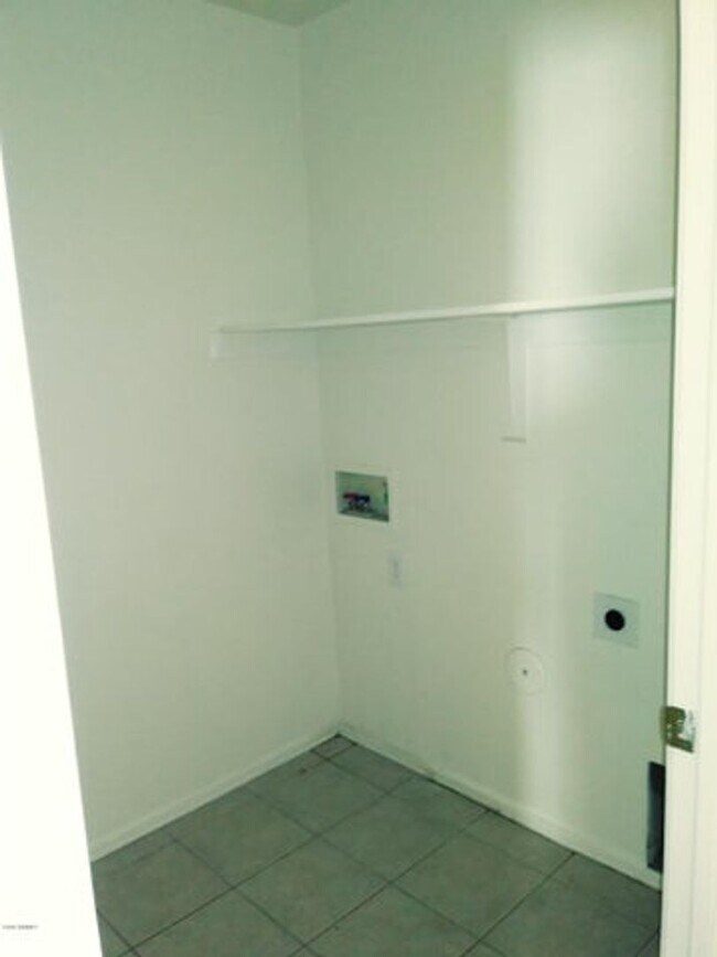 Building Photo - Nice 4bdrm + den in Avondale CWS