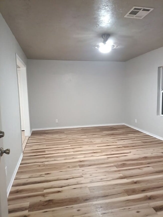 Building Photo - 204 W Lockheed Dr