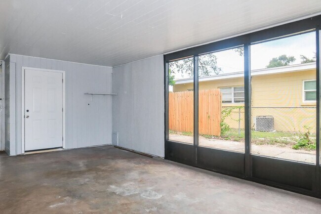 Building Photo - 1/2 OFF 3 Bedroom, 1 Bathroom Home for Ren...