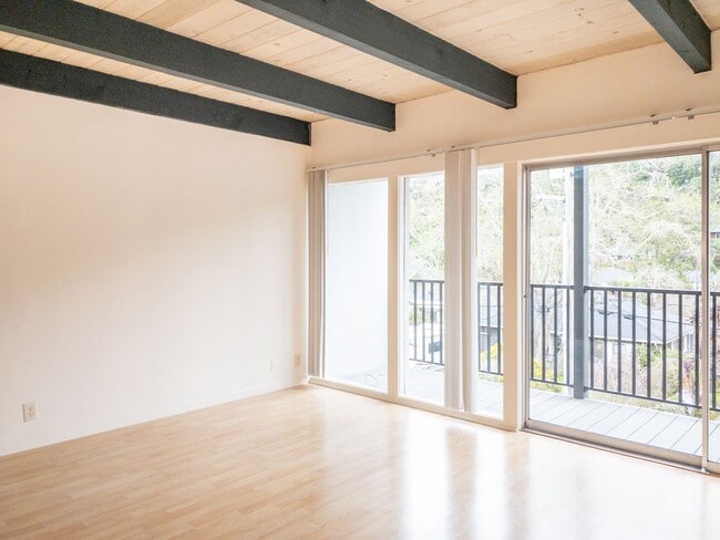 Building Photo - Tranquil Top Floor 1BR/1BA Unit! Large Private Balcony! Tam Valley! Parking! Laundry! Storage! PR...