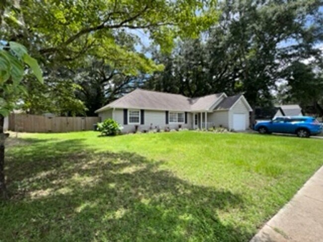 Building Photo - 3 bed 2 bath house, 1-car garage and fenced-in yard! Available May 15
