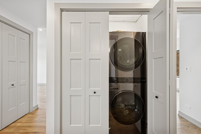 Building Photo - 1331 W Estes Ave