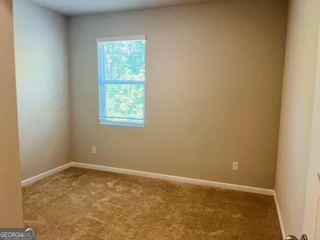 Building Photo - 138 Silver Birch Pass