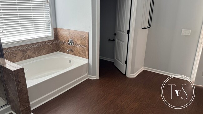 Building Photo - RATE DROP ALERT (was $3200/month)!