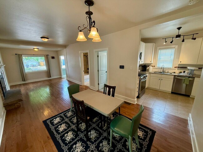 Building Photo - Downtown Charmer with Many Updates