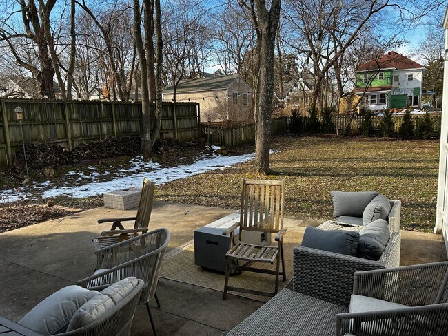 Building Photo - UNFURNISHED Beautiful Large Home Available Now on North Walnut in Fayetteville !!