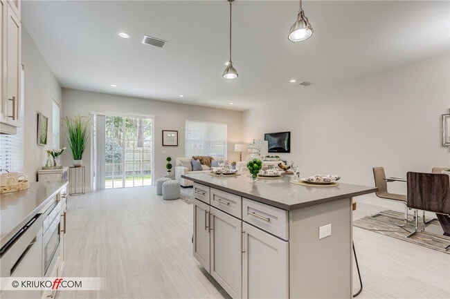 Building Photo - 637 Ave