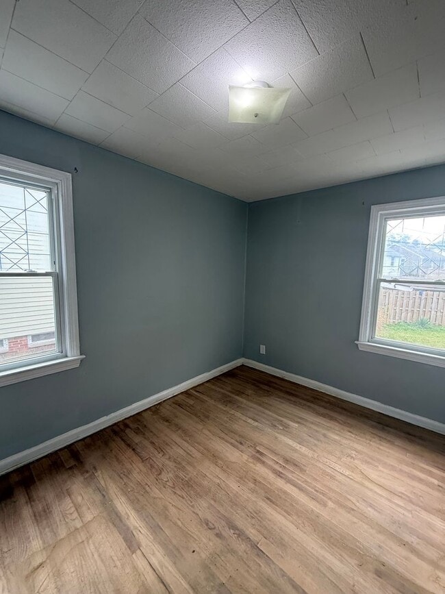 Building Photo - Maple Heigjts 3 bedroom Single Water/Sewer...