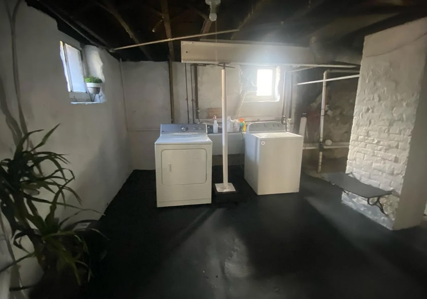 Building Photo - 166 Blaine Ave