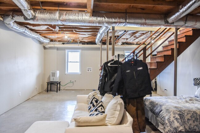 Building Photo - Pet Friendly Home on Half Acre Lot!