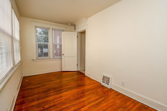 Building Photo - 1106 Hamilton Way