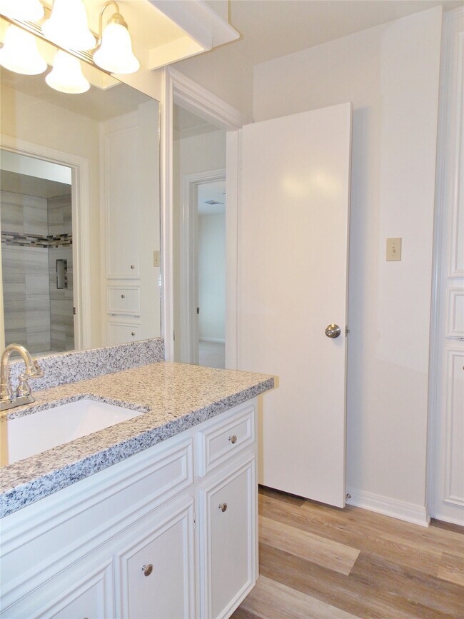 Building Photo - 6607 Tournament Dr