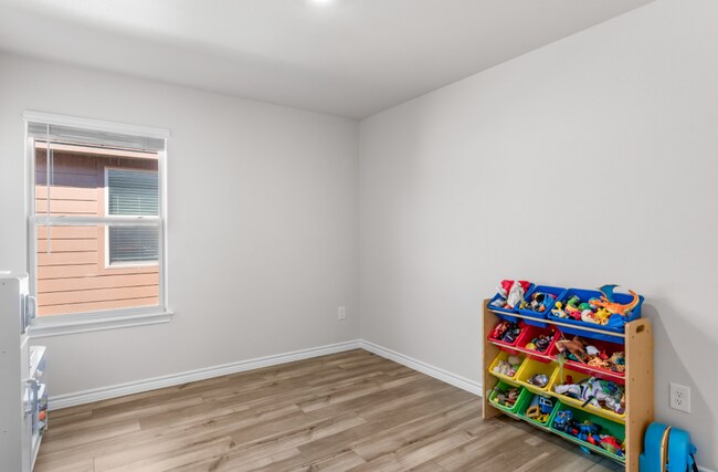 Building Photo - Rental Listing – London ISD