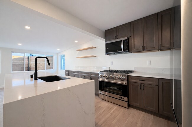 Building Photo - 4601 Almayo Ave