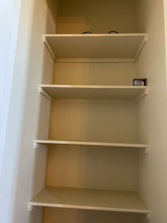 Building Photo - Beautiful 3 Bedroom 2.5 Bathroom House Ava...