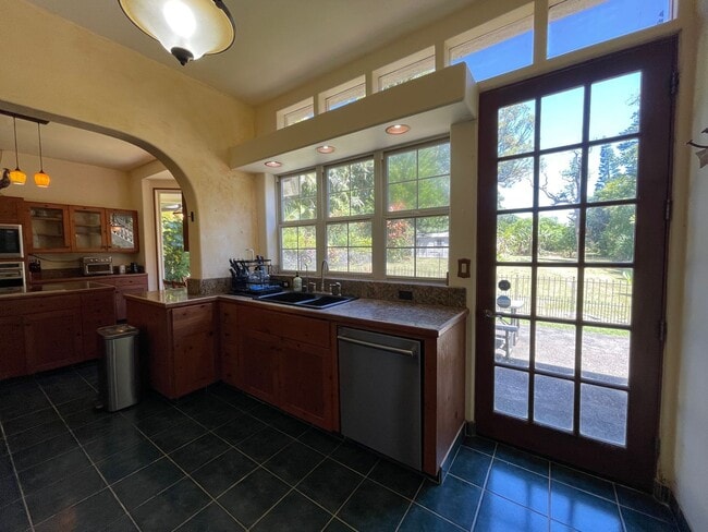 Building Photo - Spacious 4-Bedroom Retreat in Haiku with S...