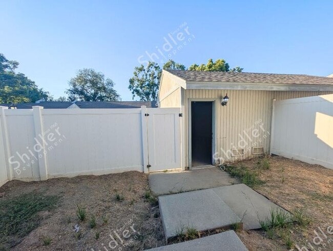 Building Photo - 2 Bed 1 Bath No one Above You