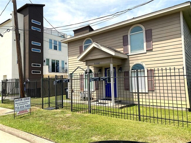 Primary Photo - 3214 Hutchins St