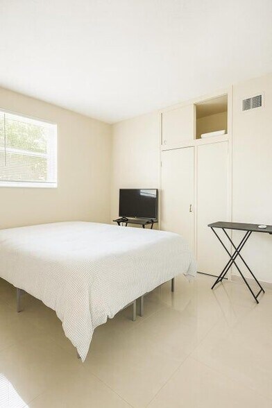 Building Photo - 2533 Dolphin Dr