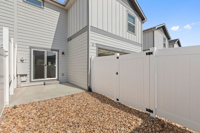 Building Photo - 290 E Chestnut St