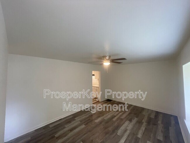 Building Photo - 246 Pinetree Cir