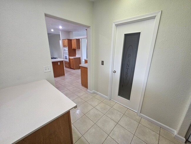 Building Photo - Spacious Home on 5 Acres For Rent!