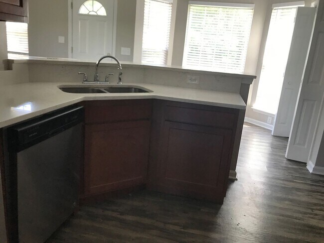Building Photo - MUST SEE this Gorgeous 5 Beds 3 Bath home ...