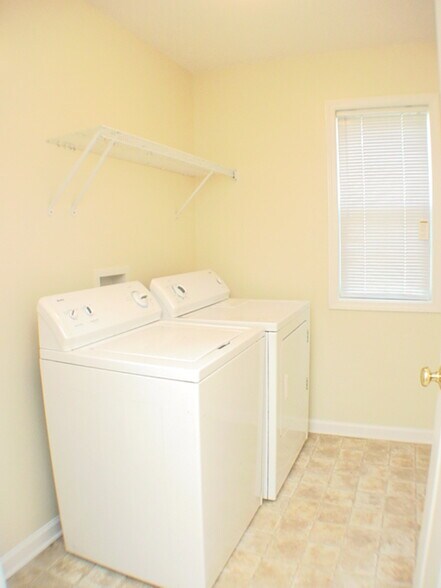 Building Photo - 185 Pecan Ln