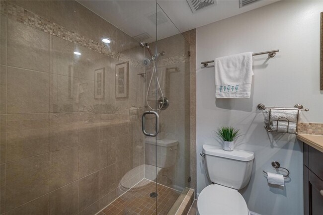 Building Photo - 1050 SE 15th St