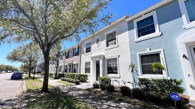 Building Photo - Upgraded Avalon Park 3 Bed/2.5 Bath Townhome!