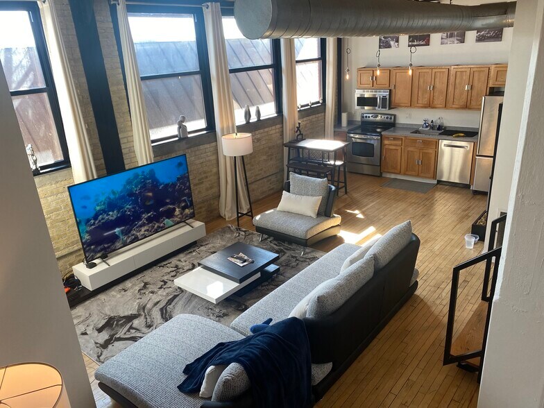 Building Photo - 215 W Maple St