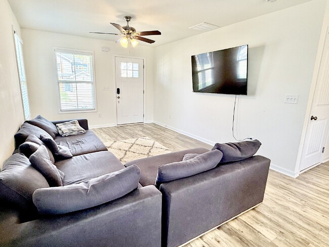 Building Photo - 3 Bed, 2.5 Bath Home in Highly Desired Are...