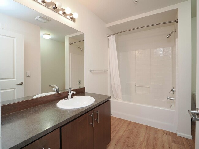 Building Photo - 2 Bed/2 Bath Condo with Garage / Vouchers Accepted / Available Now!