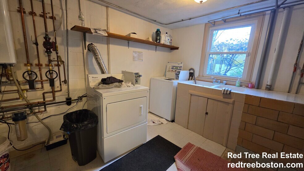 Building Photo - 18 Cresthill Rd