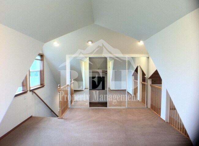 Building Photo - Charming 1 Bedroom Home with Spacious Loft/Bonus Room and Mountain Views