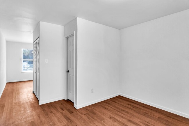 Building Photo - Studio Apartment in Hollister, MO -  near  College of the Ozarks, Affordable Living- All Utilitie...