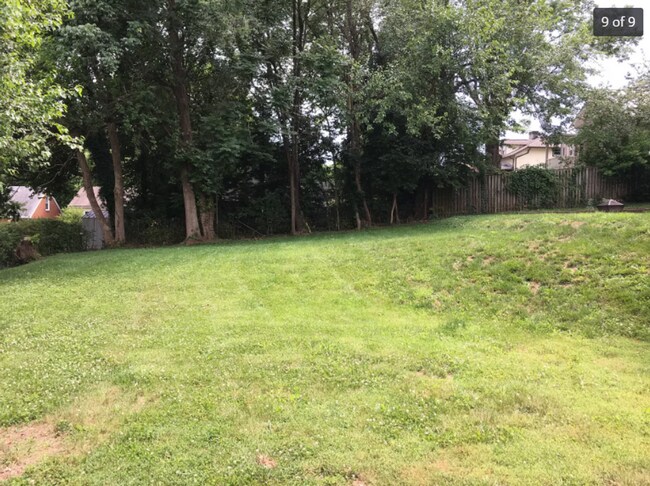 Building Photo - 3 Bedroom & 2.5 Bathrooms Minutes from Downtown!