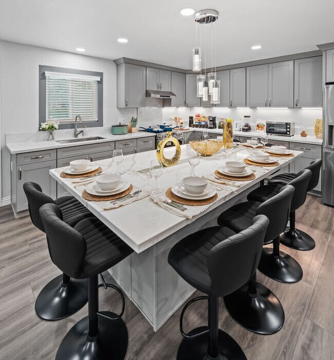 Building Photo - 10983 Parkdale Ave