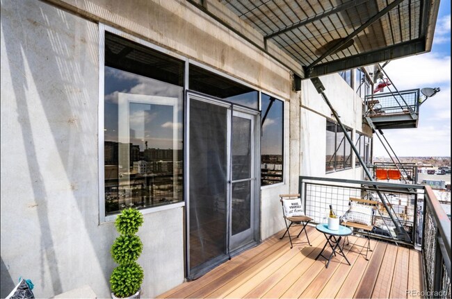 Building Photo - Beautifully Renovated Skyloft One-Bedroom — Available for Move-In May 10th